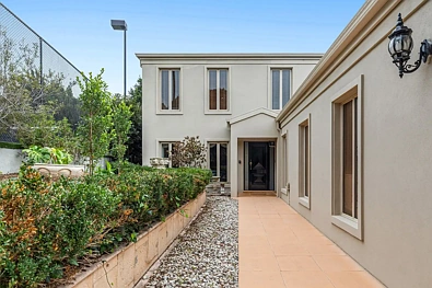 Frankston South 4房 Olivers Hill隐秘街道 4卧3起居 欧式正式感 广阔空间 私密性佳 北向采光 花岗岩台面 多代同堂理想 专属办公室 距名校及CBD近 An Exquisite World, All Its Own