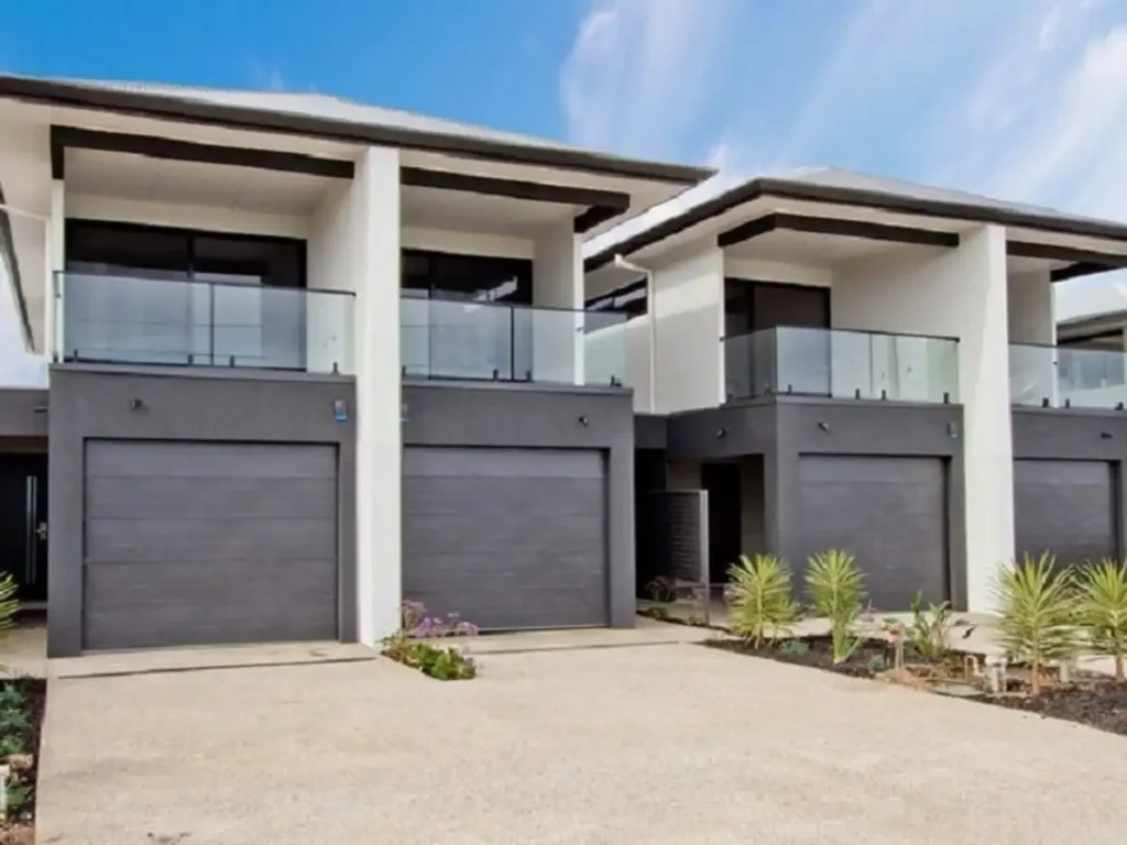Magnificent 3 Bedroom Townhouse With Beach Front Views