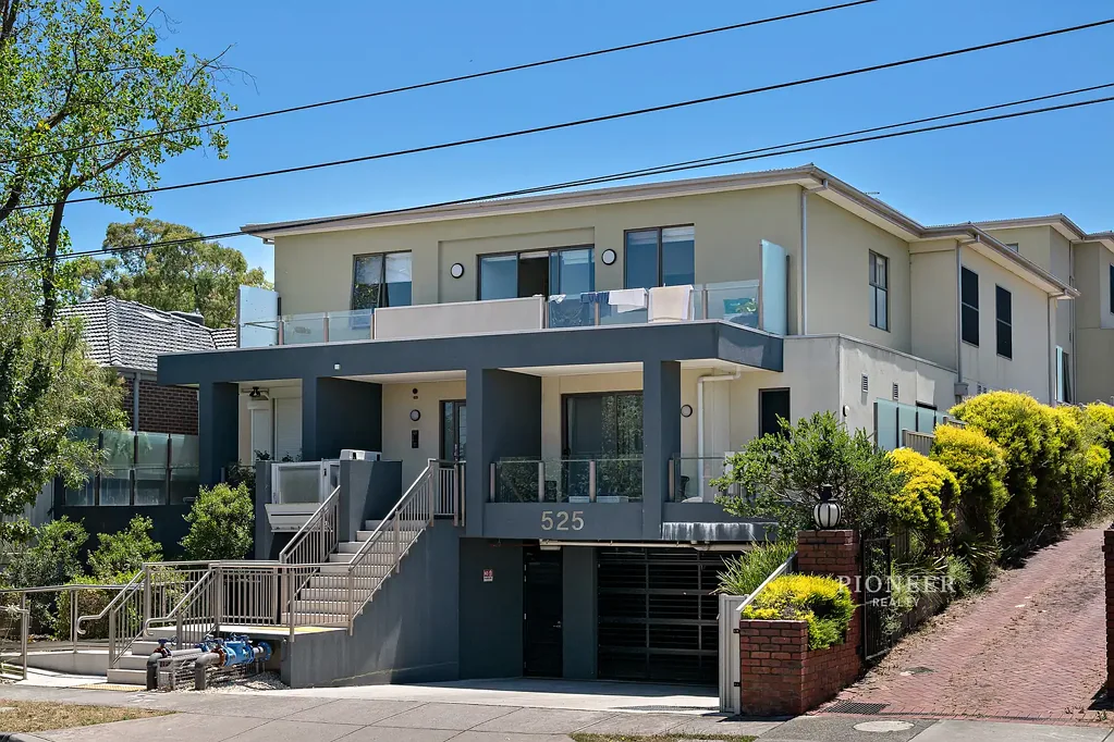 Surrey Hills 2房 阳光充足联排别墅 Balwyn High学区 北向采光 现代Miele厨房 私人庭院 视频对讲 电梯 地下车位 Balwyn High School Zoned Townhouse Style Apartment