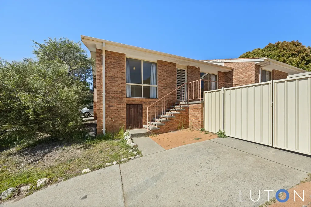 3 BEDROOM HOME IDEAL FOR PROFESSIONAL COUPLE!