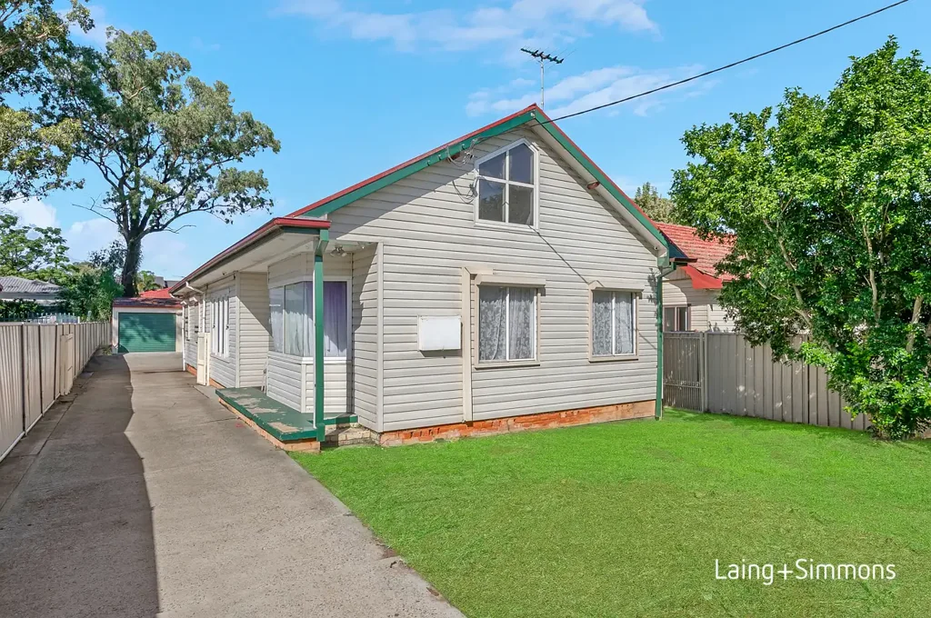 Mount Druitt 4房 四室四卧住宅 高挑天花板 双起居区 厨房燃气灶 洗碗机 双车位车库 靠近车站商场 Four-bedroom clad home with high-pitched ceilings and attic storage