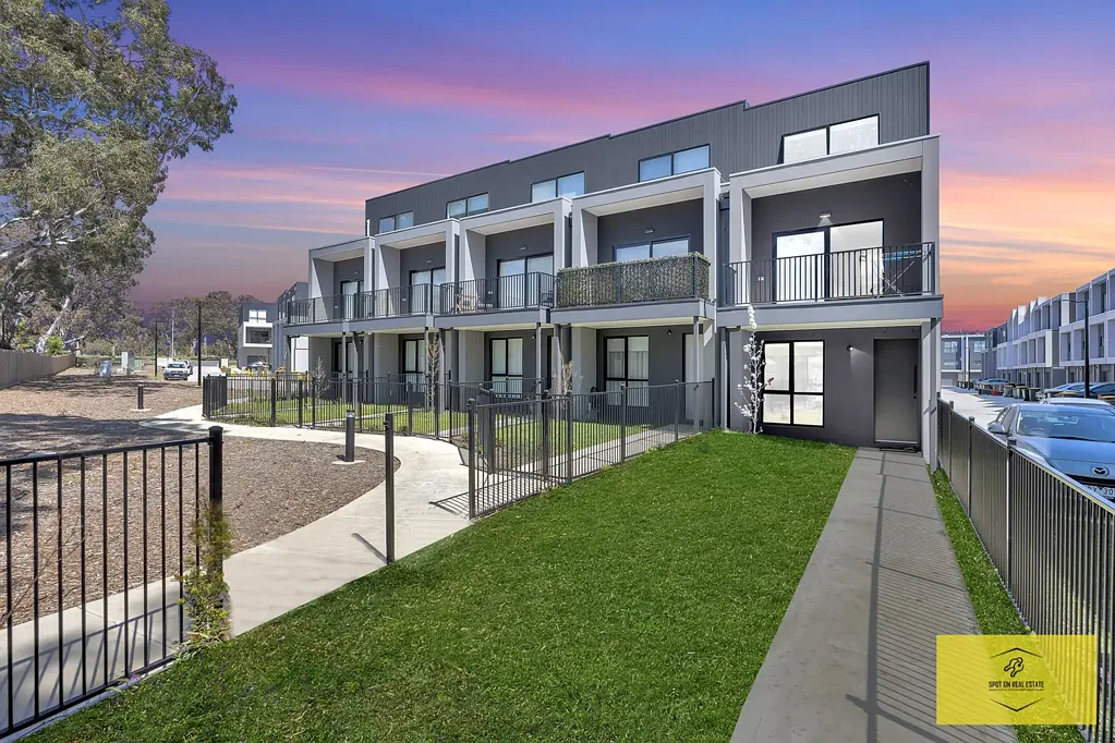 FOR LEASE – 10 Fetta Place, Mill Park VIC 3082
The Belmont Collection – Architecturally Designed Townhouse