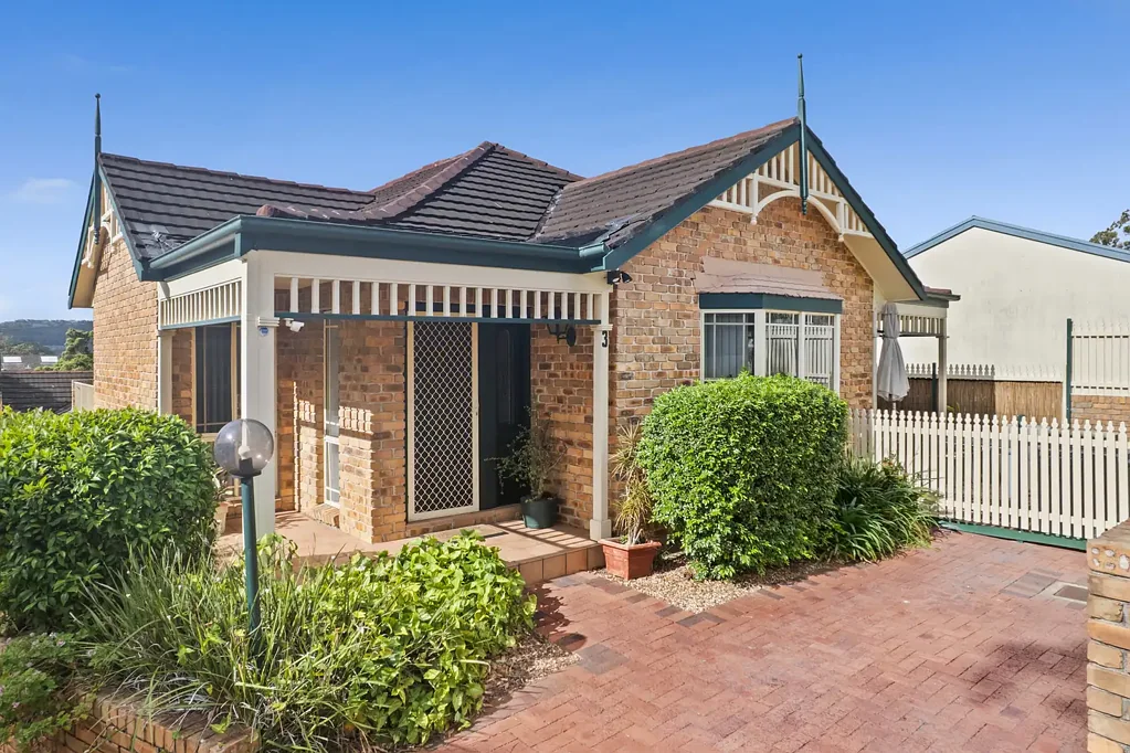 Point Clare 2房  CHARMING TWO BEDROOM VILLA WITH WATER GLIMPSES IN TIGHTLY HELD LOCATION - COASTAL LIVING AT ITS FINEST