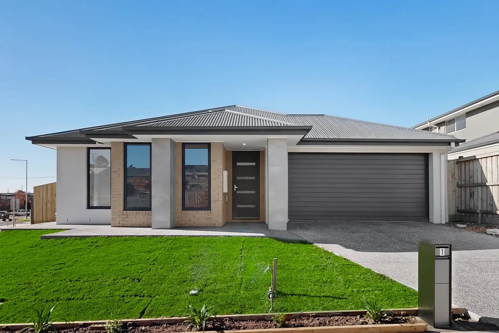 - FIRST WEEK RENT FREE  IF YOU MOVE IN WITHIN A WEEK -  Brand New Luxury Family Living in the Heart of Rosenthal Estate