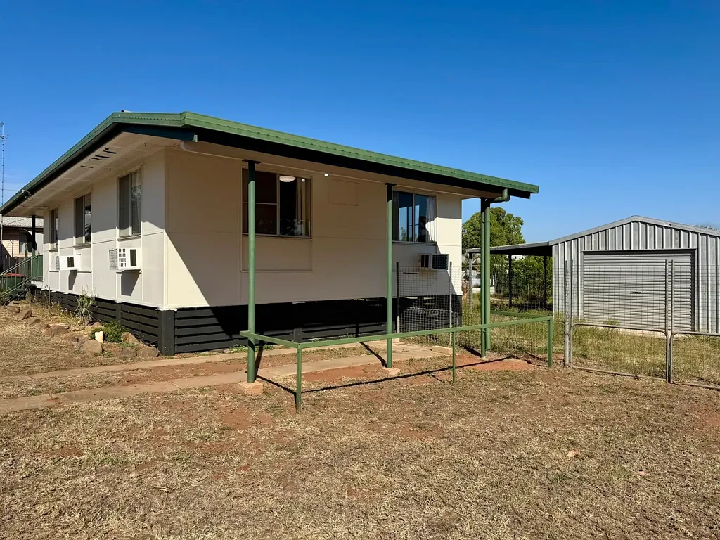 Moranbah 3 Slaapkamer SPACIOUS HOME WITH SHED ON NEARLY 1/4 OF AN ACRE! DEVELOPMENT POTENTIAL!