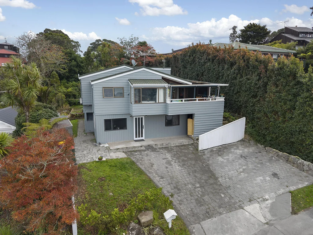 Remuera 3Phòng ngủ Entry Level Opportunity with Great Schools & View