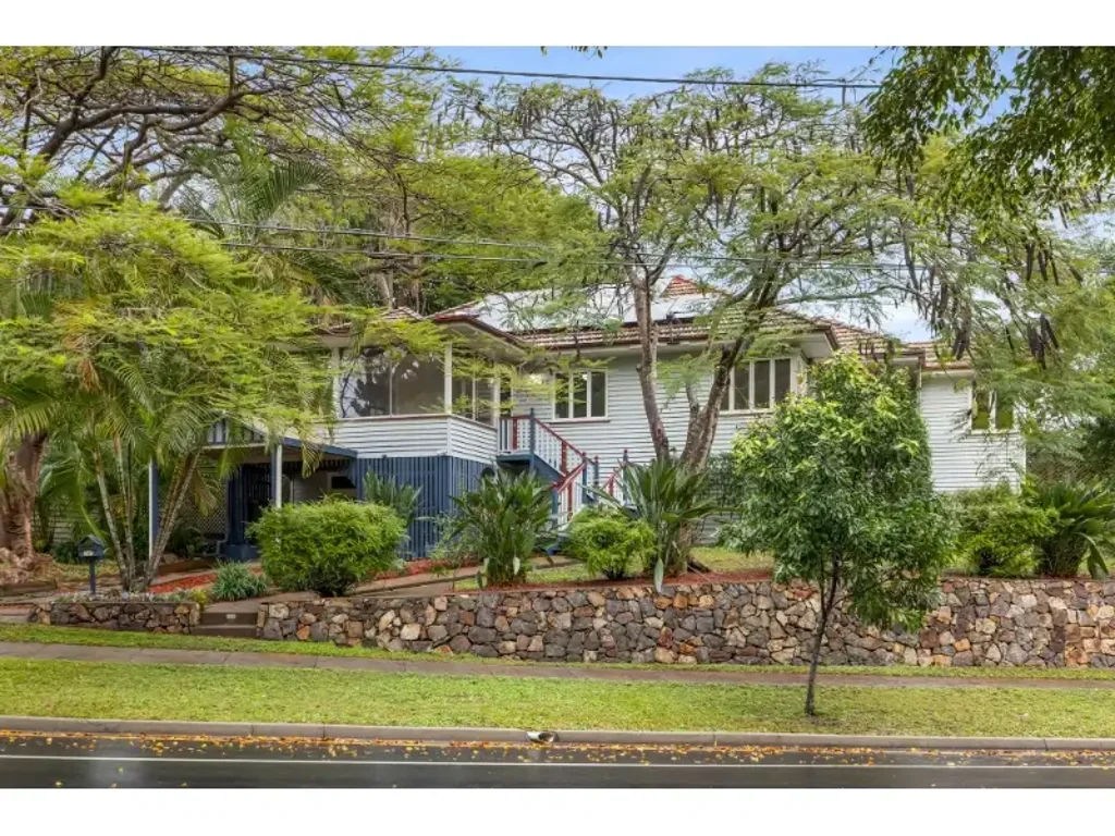 Tranquil Bardon Position; Solar Power; Private Rear Patio