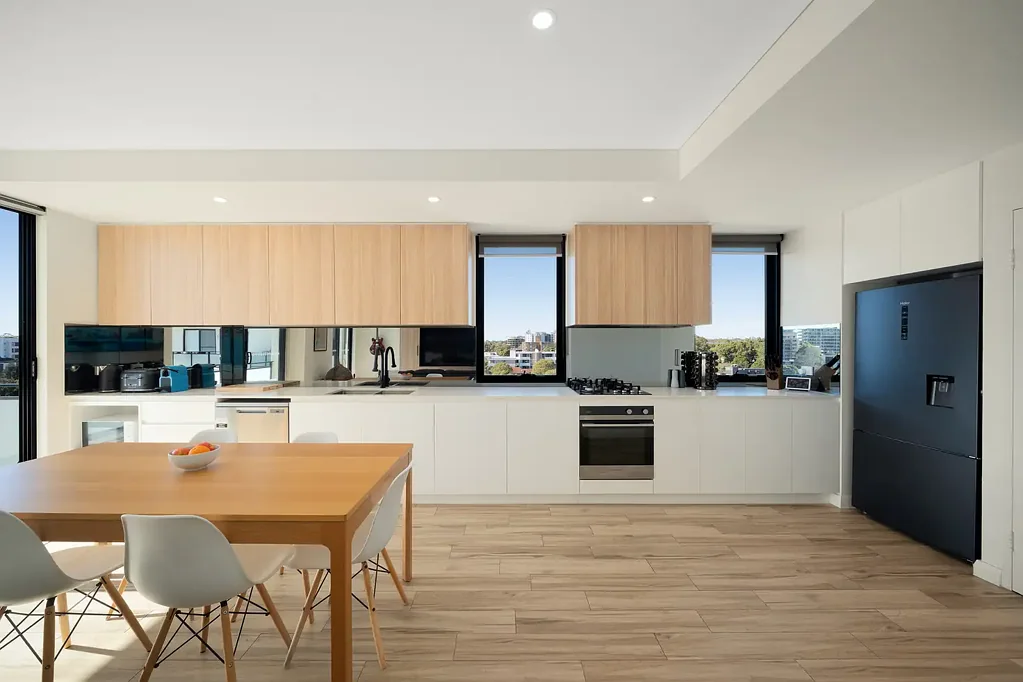 Homebush 2कमरा 📍Top Floor North-East Penthouse | Panoramic District & City Views on Lvl8 | Spacious 2 Bed + Study in the Heart of Homebush