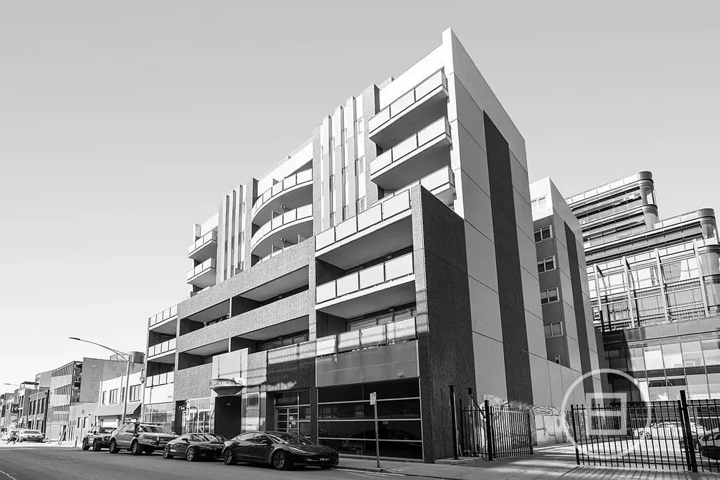 South Yarra 2房 购物美食近邻 顶层奢居视野 通透空间感 高级电器配置 室内外灵动待客 城市天际线景致 Expressions of Interest closing Monday 15th September at 1.30pm