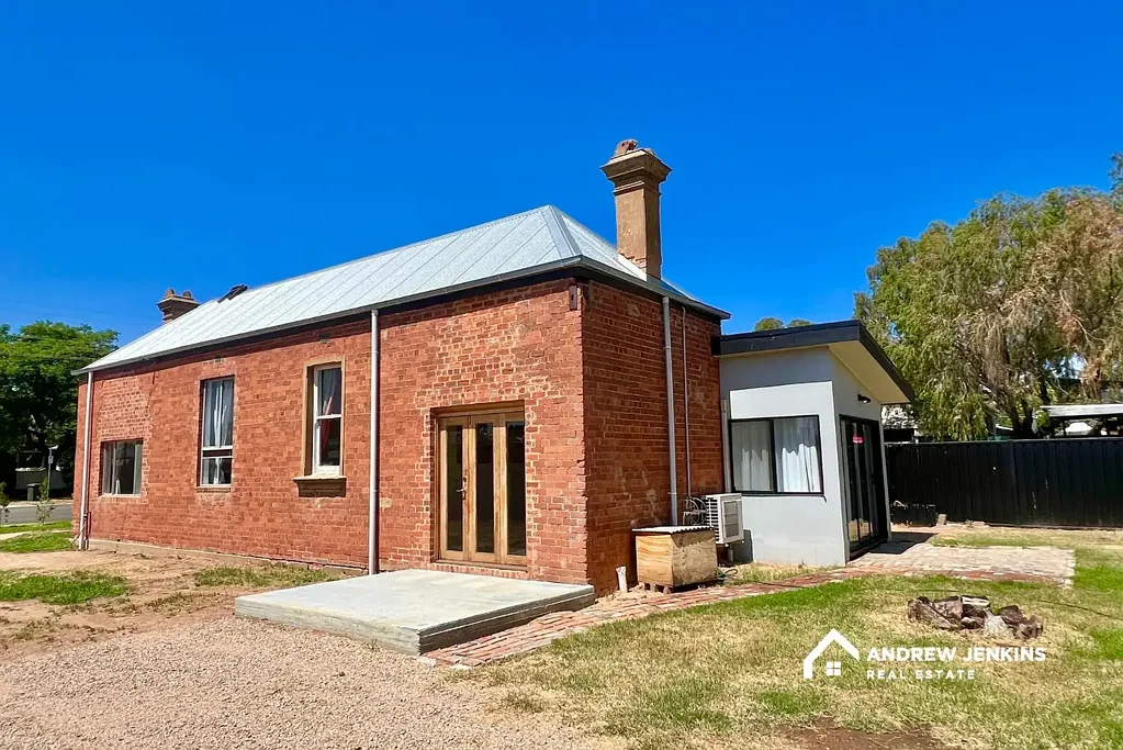 Tocumwal 3chambre Restored Period Cottage with Industrial Style – A One-of-a-Kind Property!