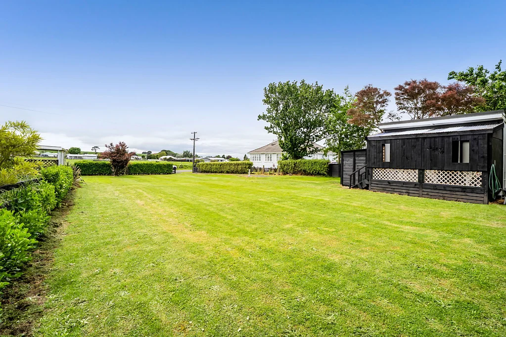 Eltham 880m2 Section with a Bach