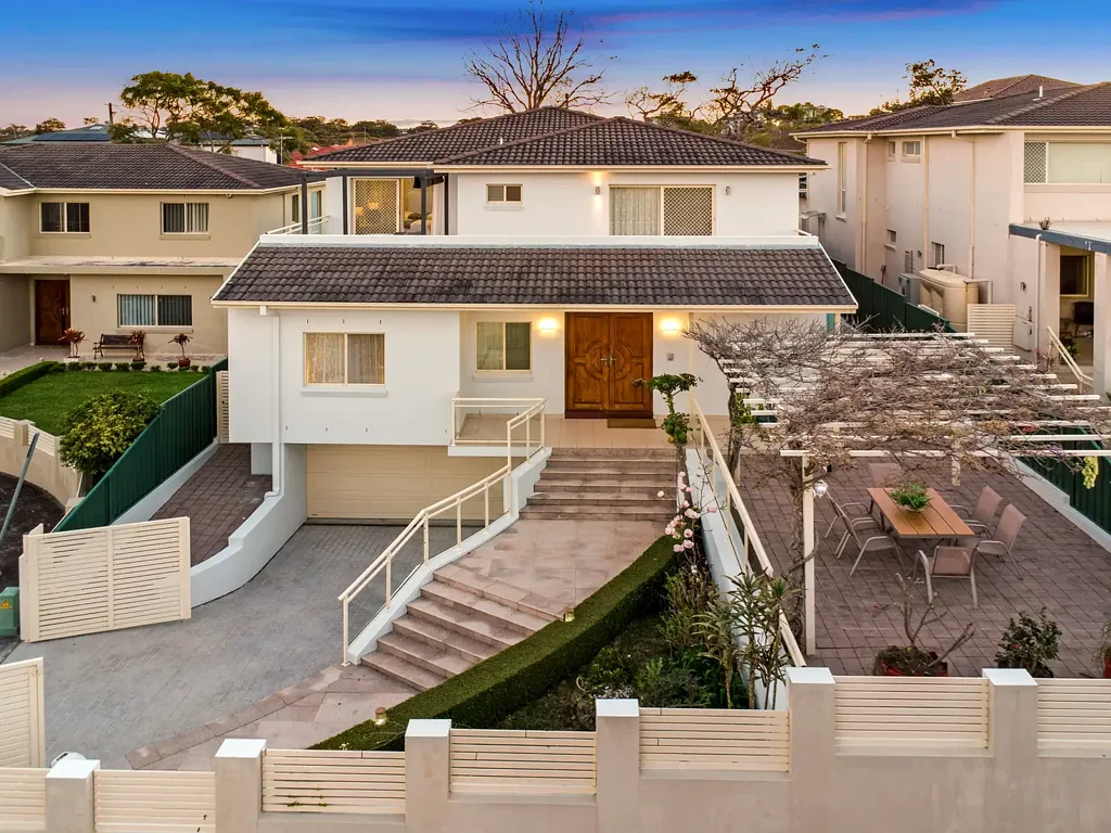 South Hurstville 6房 高端厨房 Caesarstone台面 尖端电器 6卧3独卫 宽敞露台 双车位车库 灵活多代居 便捷交通位置 Modern Full Brick Family Oasis in Quiet Cul-De-Sac Location
