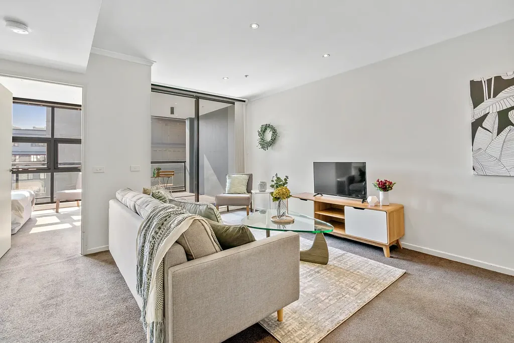 CONTEMPORARY URBAN ONE BEDROOM APARTMENT WITH SUNDRENCHED BALCONY!