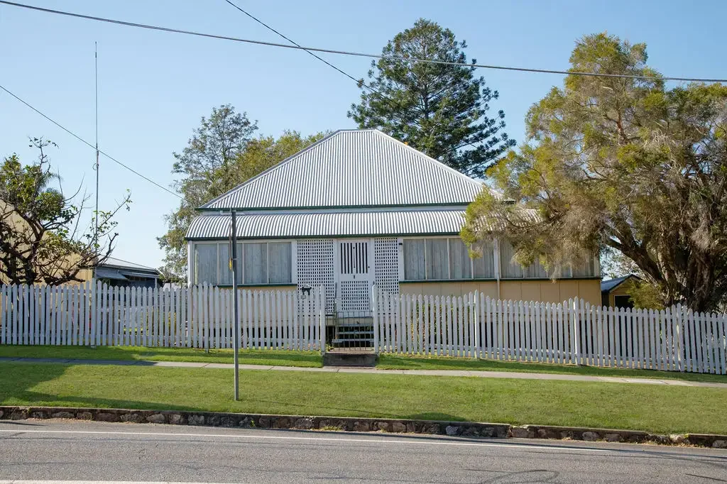 North Ipswich 3房 19世纪殖民地风格 12英寸手绘木材板 高地位置 邻近CBD&学校 历史活见证 双车库宁静花园 19th Century Colonial on Raymond Hill – A Rare Slice of Ipswich History