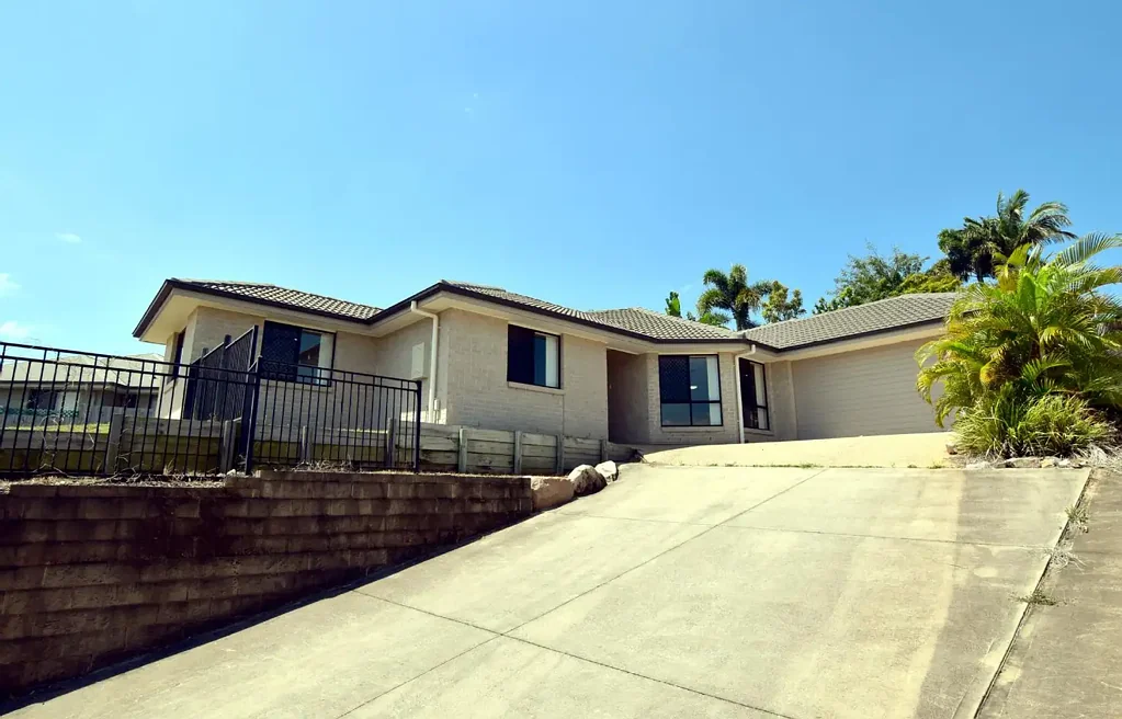 EXECUTIVE RESIDENCE... UP MARKET CATALINA HEIGHTS LOCATION,JUST 3 MINUTES FROM THE CITY