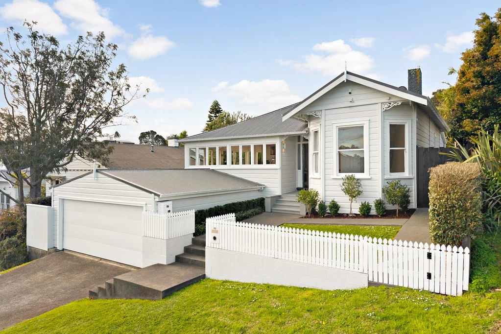 Northcote Point 3房 高挑穹顶，开阔草坪，公园景观——尽享Villa雅致生活 Villa charm and parkside living