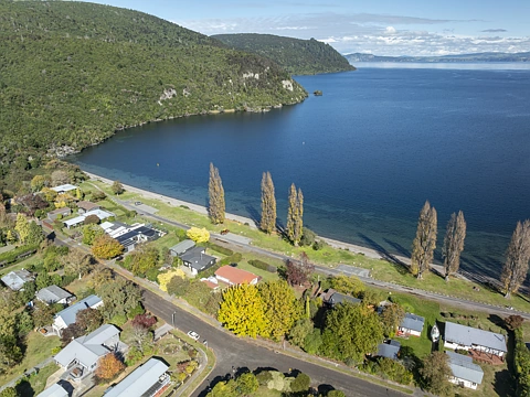 Kinloch  Absolute Waterfront Paradise Awaits...