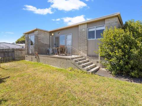 Mount Roskill 2房 急售！独立产权砖结构别墅，带超大后院，近高速、超市、学校​，轻松翻新增值！ Urgent Sale, Solid Brick, Freehold Gem with Po...