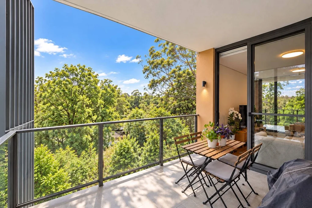 Epping 2房 明亮宽敞的居住空间，享有绿意盎然的景色和两个阳台 Bright & Spacious Living with Leafy Outlooks and Two Balconies