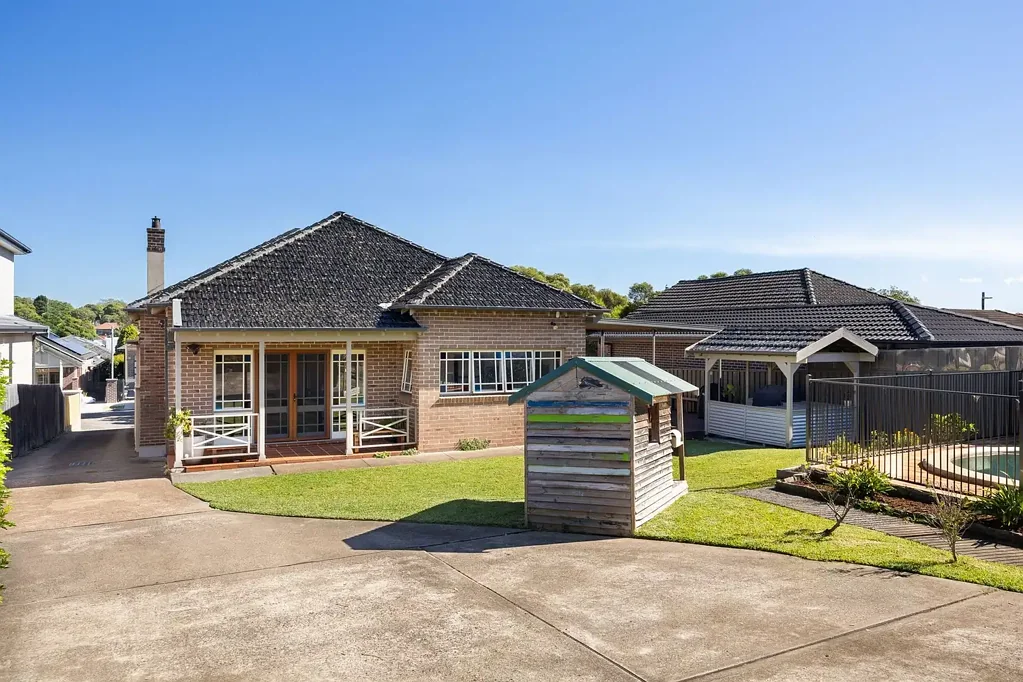 Croydon 4chambre Flawlessly updated Californian bungalow set on a manicured 803sqm parcel | No heritage or conservation affectation