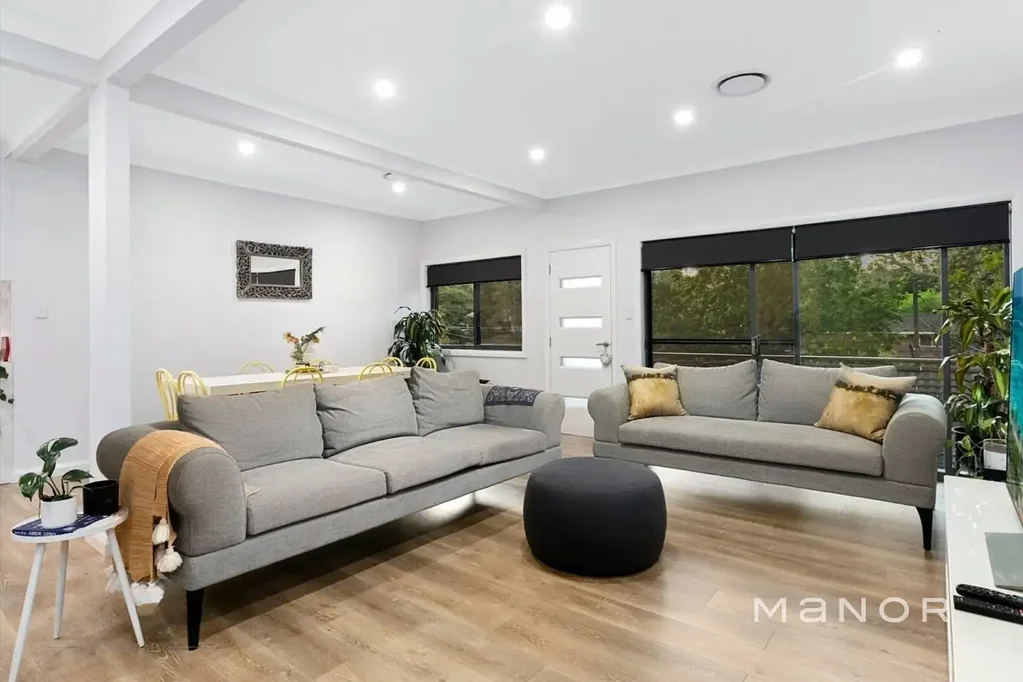 Baulkham Hills 4房 绿树小巷 多代同堂 室内外衔接 自然采光 优质配件 双层设计 底层休息区 私人入口 开放式布局 壮观户外餐区 成熟花园 阳光露台 便捷交通 优质学校 Stockland Mall Contemporary Multi-Generational Living
