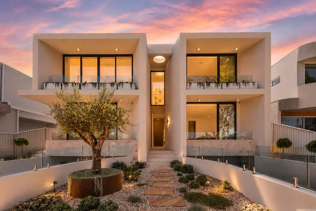 Chifley 5Phòng ngủ Brand New Resort Luxury Home, Palatial Main Bed, Full Concrete Construction & 5 Car Basement