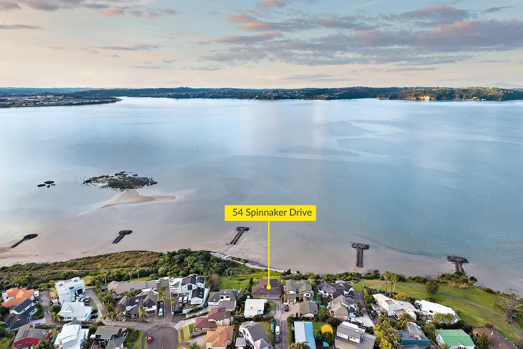 Te Atatu Peninsula 6房 44年珍藏首发！海滨双物业，1,007㎡稀缺大地，机会仅有一次！ Beachfront Unicorn: 2 Homes, 1,007m2 of Land!
