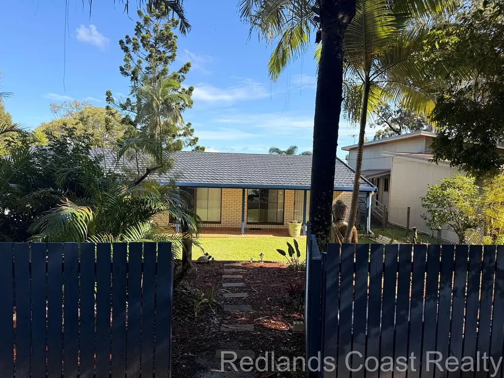 Beauitful home with spacious living areas and...