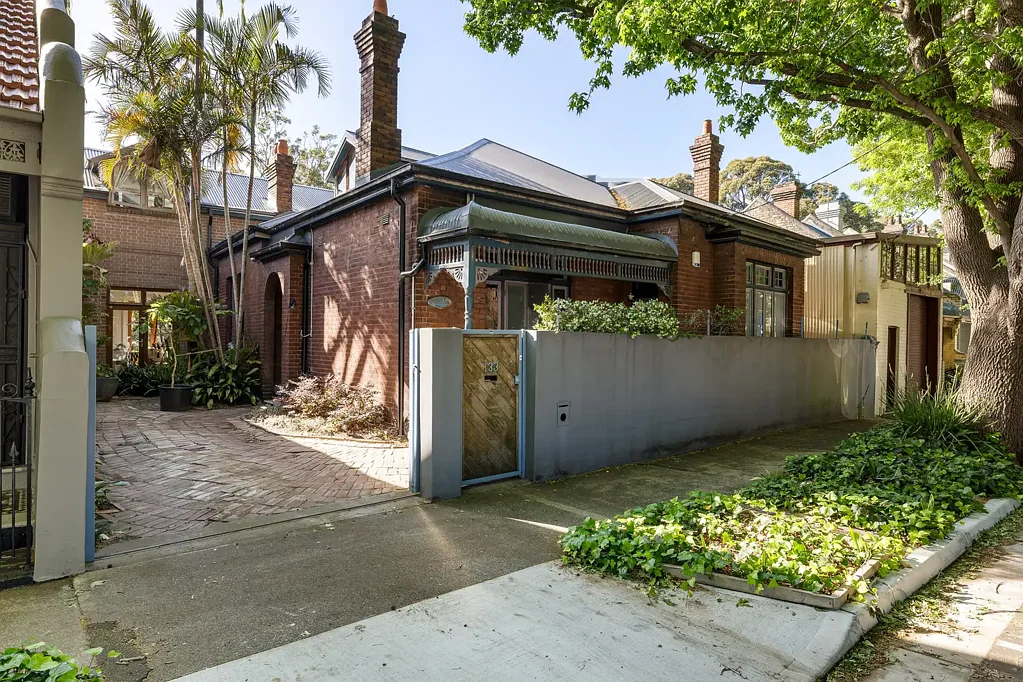 Redfern 6房 独立式联邦风格 385平米土地 15米临街面 独立两卧套房 维多利亚时代特色 高天花板 壁炉 跳水池 景观庭院 现代翻新 Grand freestanding home on 385sqm with plans by MCK Architecture