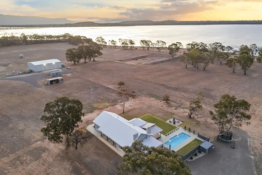 Lake Lonsdale 4कमरा Once-in-a-Lifetime Waterfront Paradise on 40 Acres