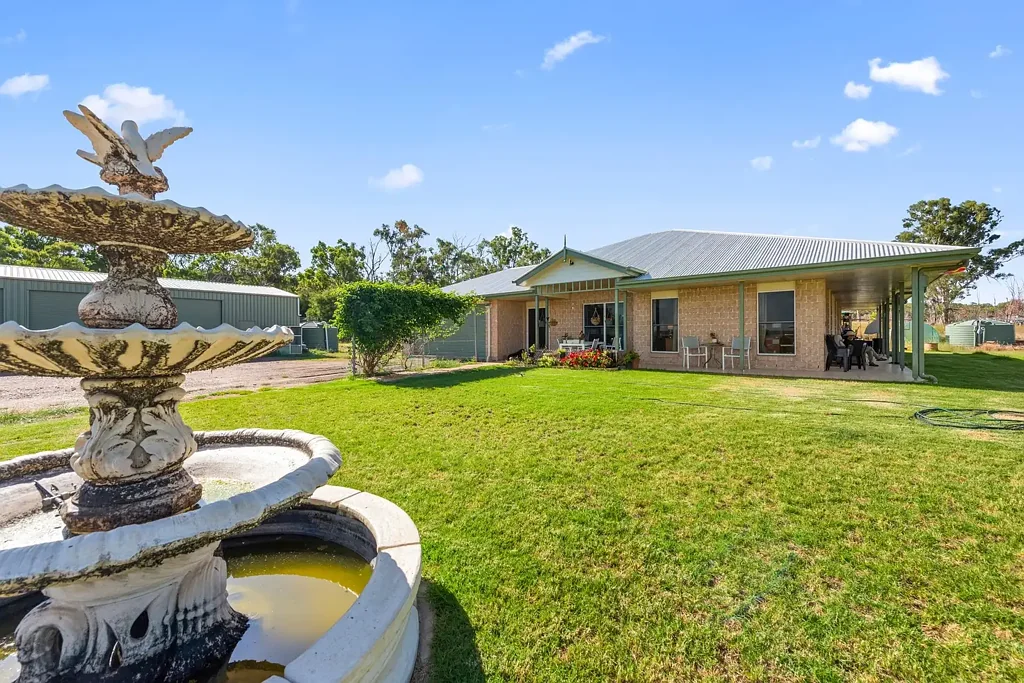 Ellangowan Beautiful Home, Stables, Arena, Hay Storage or Truck depot