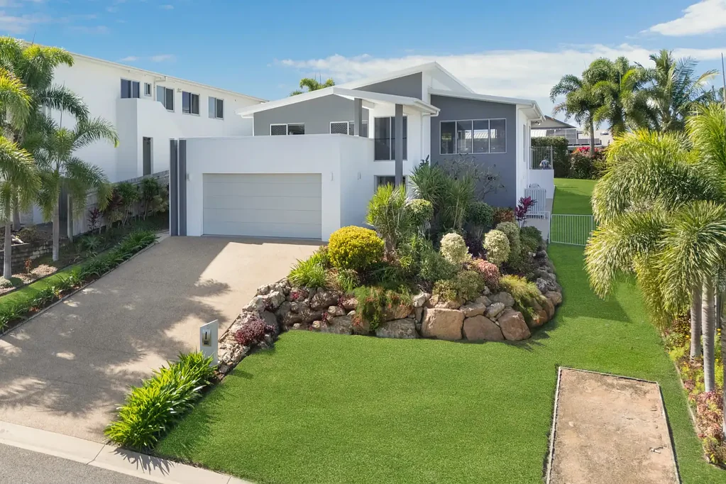 Mount Louisa 3房  Pristine Hillside Entertainer with Unforgettable Views