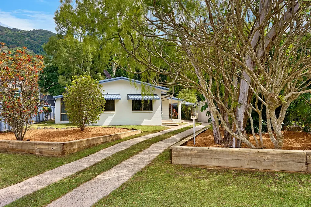 Mooroobool 3બેડરૂમ Solid Home with Privacy, Space & a Leafy Rainforest Outlook
