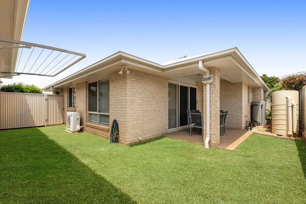 Wilsonton 2房 充足阳光生活区 现代实用厨房 遮盖户外区域 便捷购物交通 无需维护设计 私密独立卧室 主卧套间浴室 实用高效空间 私密安静社区 现代宽敞随时入住 Stop Scrolling. This Is Your Low-Stress, High-Convenience Home.