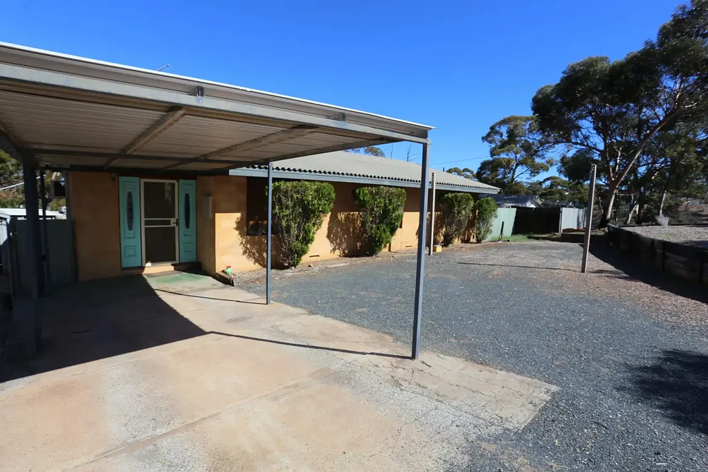 Kambalda East 3房  3 Bedroom Brick Home with a Spacious Entertaining Deck!