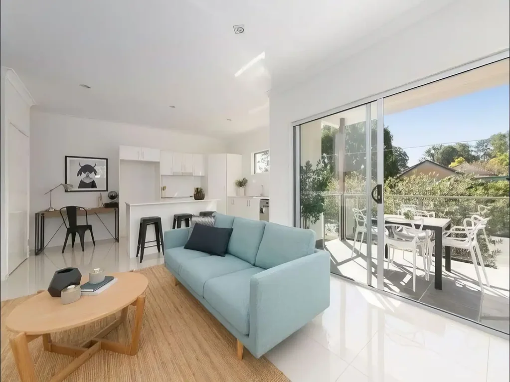 Holland Park 3침실 Spacious Townhouse Living + Entertainer's Deck in Peaceful Pocket