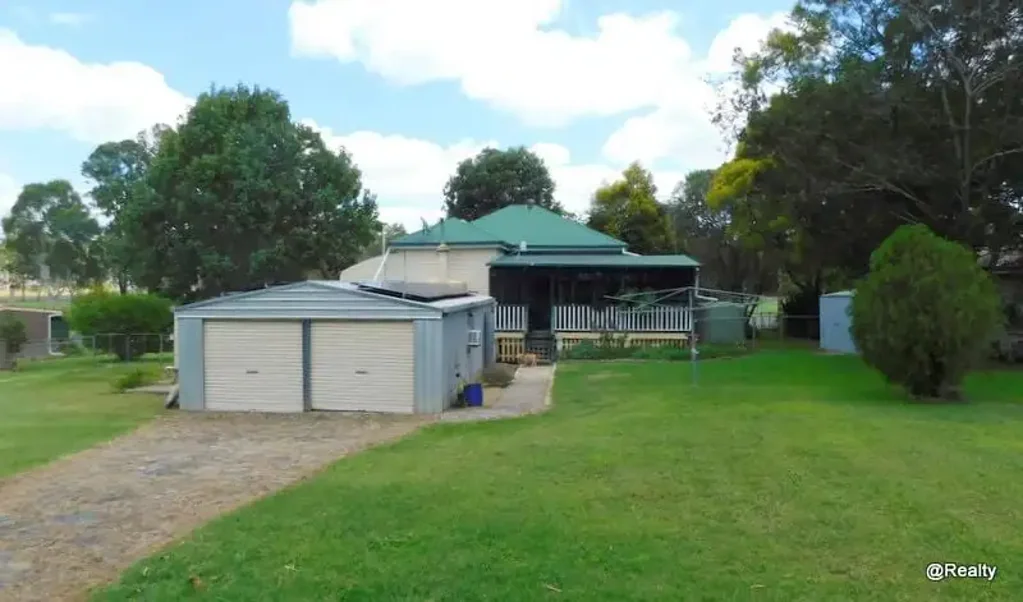 Nanango 3房 历史悠久的Queenslander  半英亩土地  牛鼻子前廊  法式门木地板  主卧带衣帽间  独立客厅  乡村厨房  东向露台  6.6kw太阳能  车库带电源  后巷通道 Historical Queenslander on Half an Acre