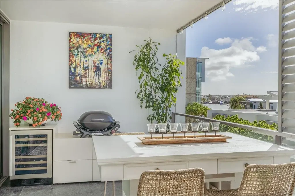 Paradise Point 2 Slaapkamer Space, Style & Sophistication - Beautifully Renovated with Room to Relax!