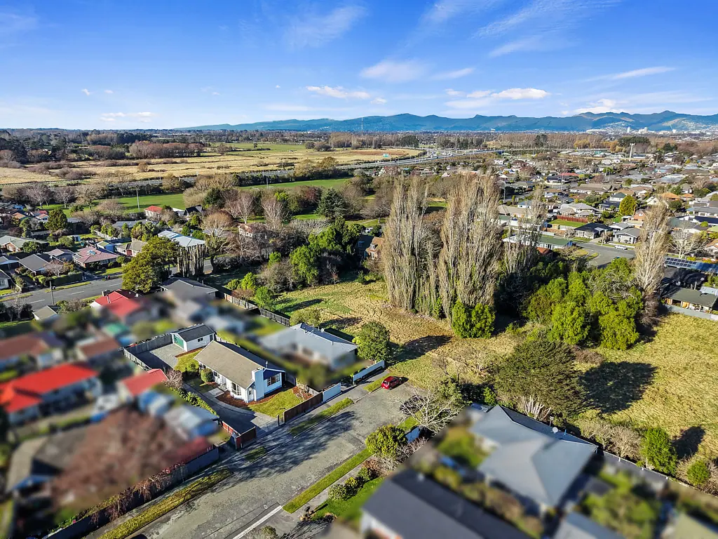 Redwood 3房  Private, Sun-Filled & Move-In Ready