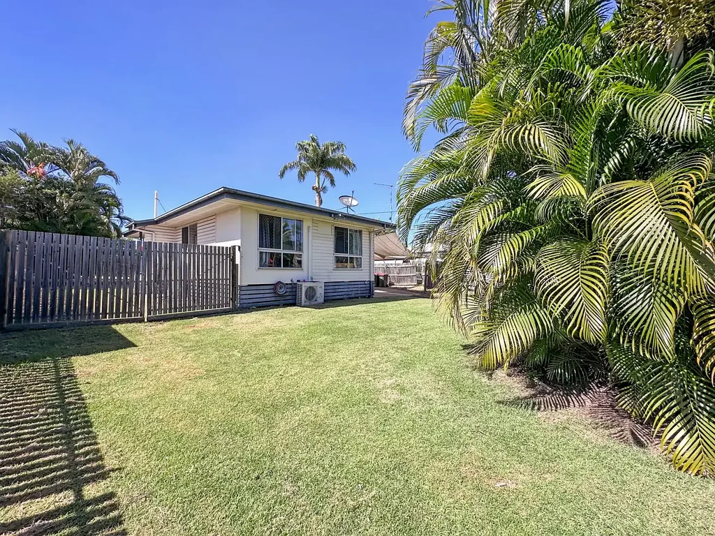 Moranbah 3chambre 3-Bedroom Home- Updated Kitchen and Bathroom with 3-Bay Shed- Right next to the Golf Course
