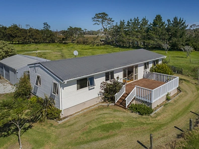 Helensville 4 Slaapkamer 10+ Acres of Flat Land - Priced Well Below CV!