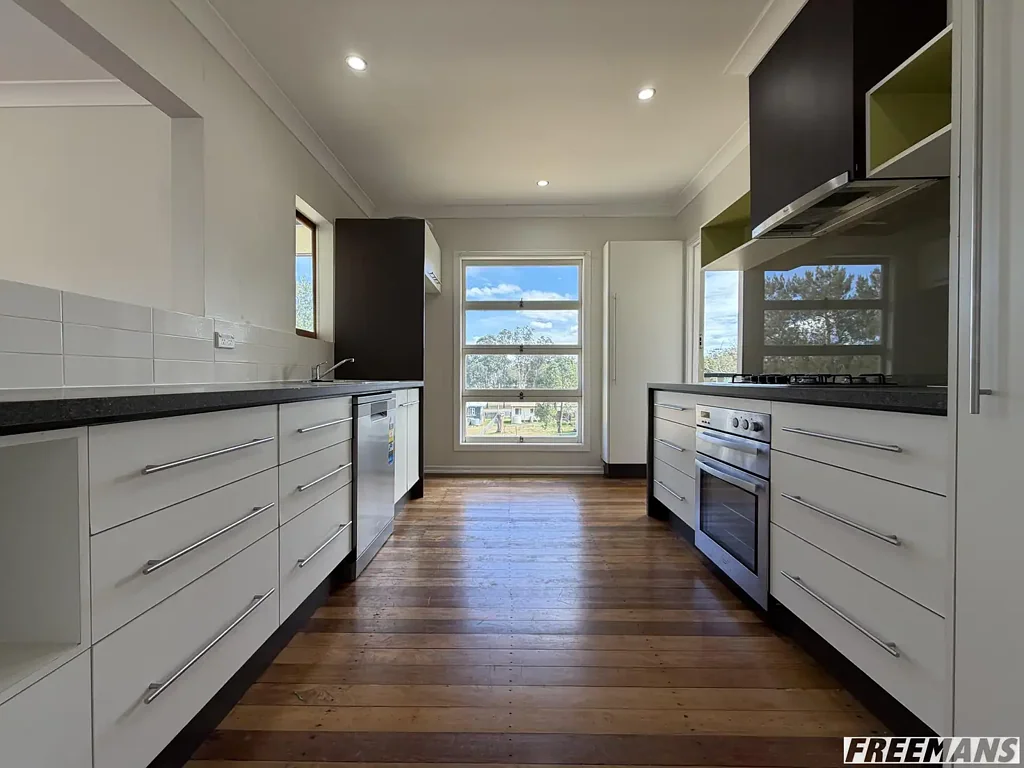 Nanango 3chambre Light-Filled Family Home on a Generous 2,023m² Allotment