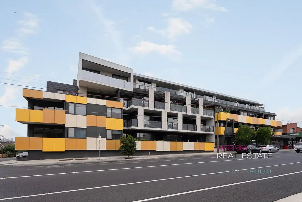 Brunswick West 3房 时尚双层公寓 两个宽敞卧室 主卧带套间 私人阳台入口 开放式起居区 壮观市景 双车位 安全储物笼 IGA超市便捷 Stylish Double-Storey Apartment with City Views