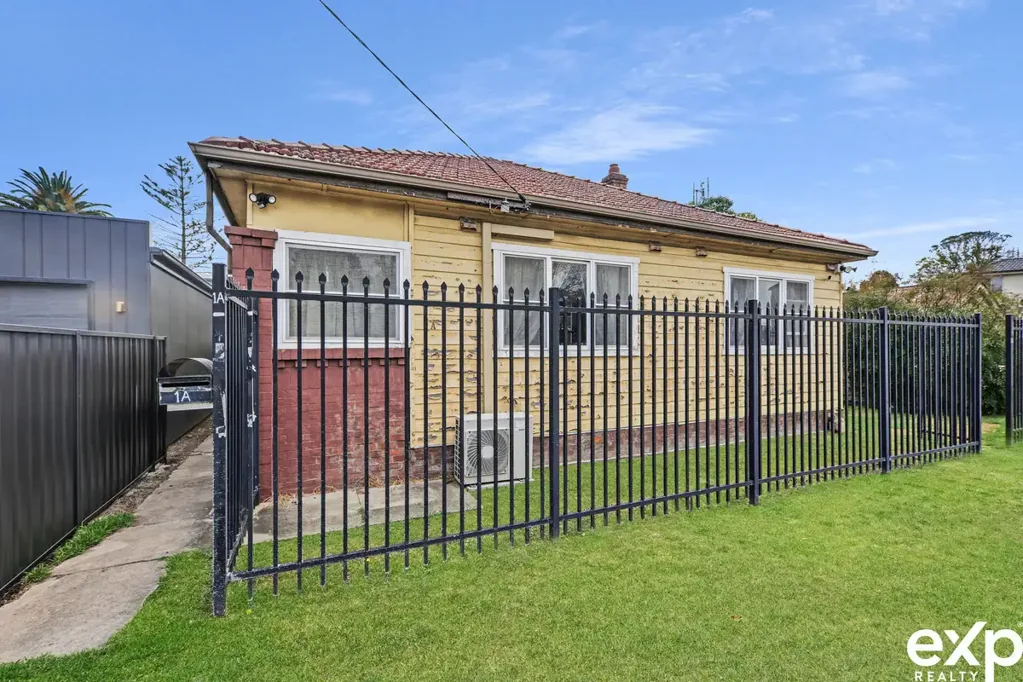 Mayfield 2房  Original 1930s Home with Endless Potential — Prime Inner-City Location