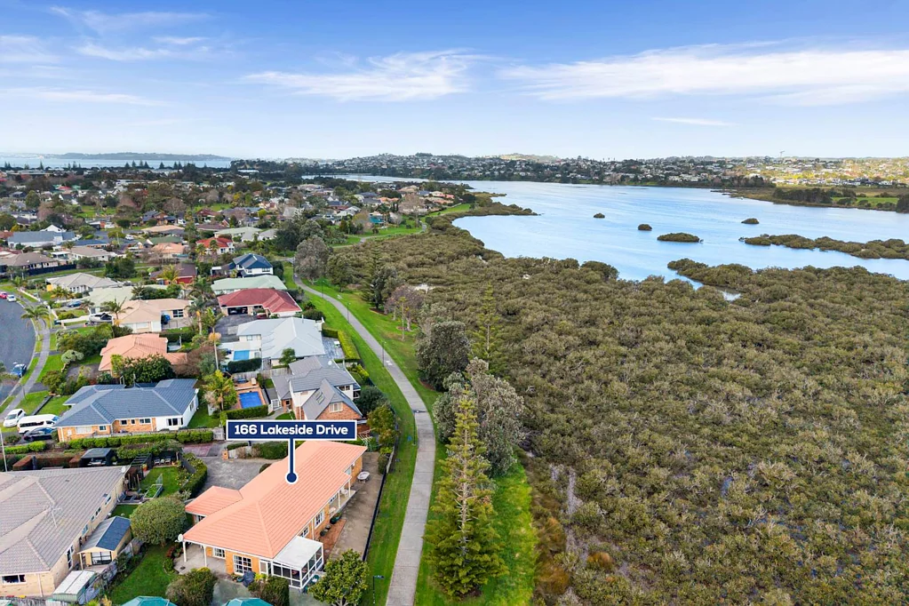 Orewa 3ห้องนอน Stunning Single Level living on Estuary Esplanade