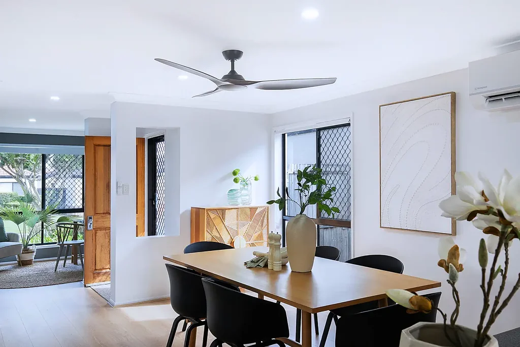 Carina 3Phòng ngủ Beautifully Refreshed Low Set Home Offering Effortless Parkside Living