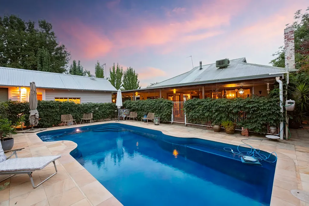 Mansfield 4 Bedroom 'Hedge House' - A Timeless Blend of Elegance, History, & Modern Comfort
