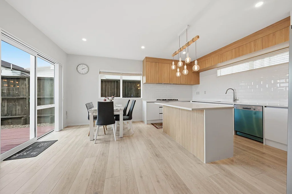 Howick 5 Bedroom Opposite Howick Domain – Prime Location, Doubl...