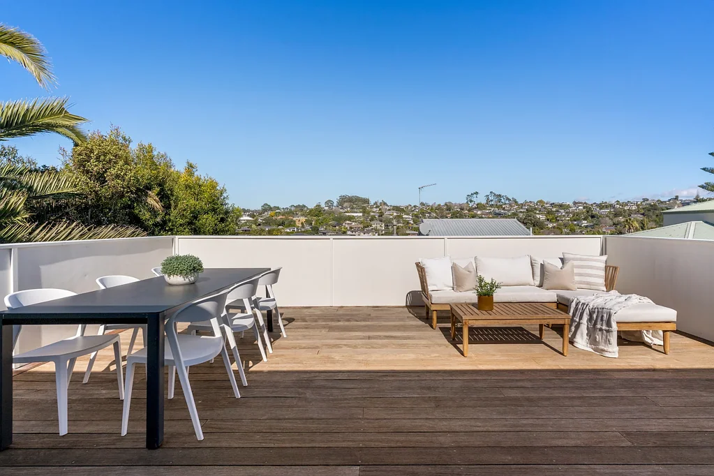 Mairangi Bay 3房 Rangi学区黄金入场券！时尚住宅，翻新工作已完成！ STYLISH ENTRY INTO RANGI ZONE