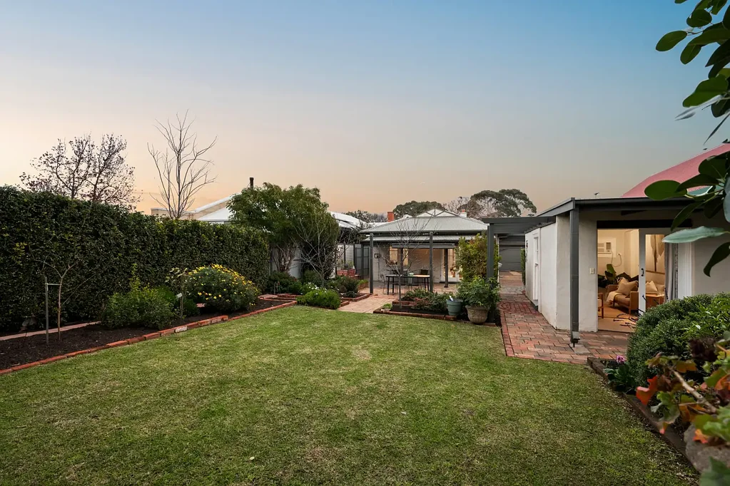 Lower Mitcham 4chambre A timeless maisonette with a modern finale, quietly tucked into one of Lower Mitcham's finest streets…